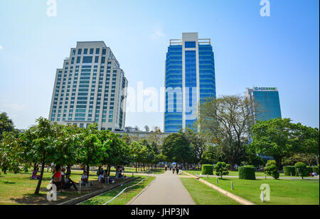 Yangon, Myanmar - 13. Februar 2017. Bürogebäude mit Mahabandoola Park in Yangon, Myanmar. Yangon, vormals Rangoon, war die Hauptstadt von Myanmar. Stockfoto