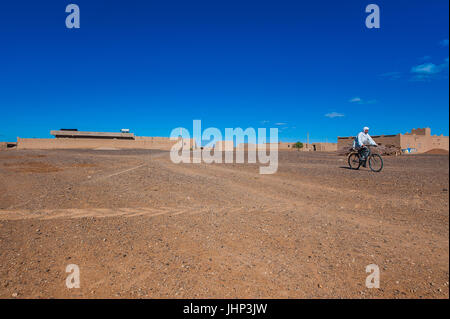 Mann auf dem Fahrrad auf die Merzouga, Marokko Stockfoto