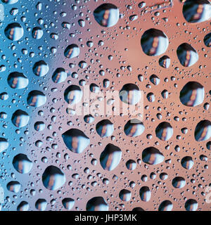 Rosa und blauen Hintergrund mit Tropfen auf dem Glas. Makroaufnahme. Stockfoto