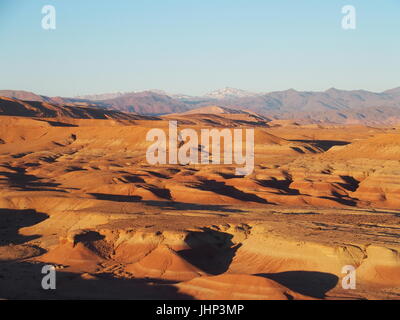 Wüste und hohen ATLAS reichen Landschaft in Zentral Marokko von Ksar Ait-Ben-Haddou in der Nähe von Ouarzazate Stadt mit klaren blauen Himmel im Jahr 2017 gesehen. Stockfoto