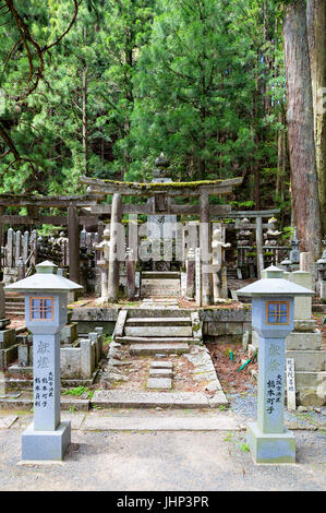 Ein Denkmal im Okunoin alten buddhistischen Friedhof in Koyasan, Japan, Asien Stockfoto