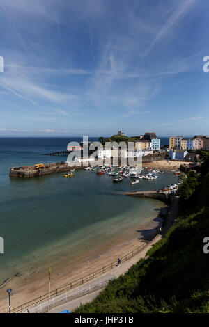 Blick über Hafen und Burg Stockfoto