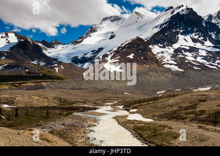 Malerischen Bergblick aus dem Icefields Parkway Jasper Nationalpark Alberta Kanada im Frühling Stockfoto