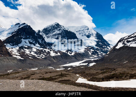 Malerischen Bergblick aus dem Icefields Parkway Jasper Nationalpark Alberta Kanada im Frühling Stockfoto