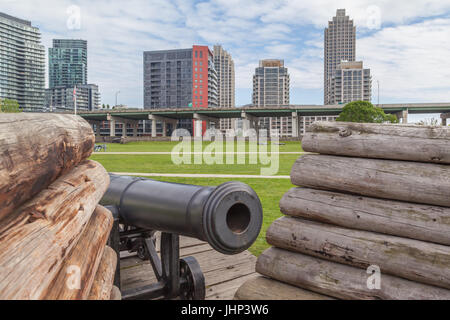 TORONTO, ONTARIO, KANADA, 27. MAI 2017: Kanone in Fort York National Historic Site mit Stadt im Hintergrund Stockfoto