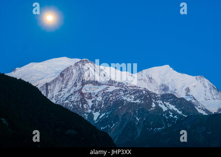 Blick auf Mont Blanc am Abend mit Mond, Frankreich Stockfoto