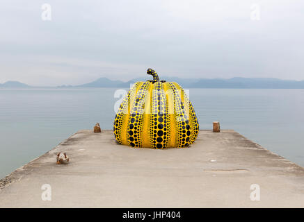 NAOSHIMA, JAPAN. 6. Mai: Riesenkürbis Yayoi Skulptur in Naoshima. 6. Mai 2017 auf Naoshima Art Insel, Japan. Stockfoto