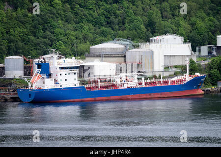 Doppelhüllen Öl- und Chemikalientanker an Öldepot in norwegischer fjord Stockfoto