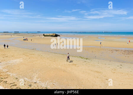 ARROMANCHES, FRANKREICH - JUNI 2014; Reste von den temporären Hafen während des zweiten Weltkrieges verwendet. Stockfoto