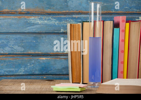 Stapel von Büchern, chemische Reagenzglas und Haftnotizen Stockfoto