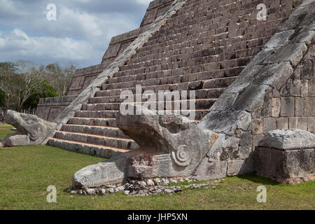 CHICHEN, ITZA, MEXIKO - 26. MÄRZ 2016: Detail der Treppe von El Castillo (Tempel des Kukulcan), Chichen Itza, Mexiko Stockfoto