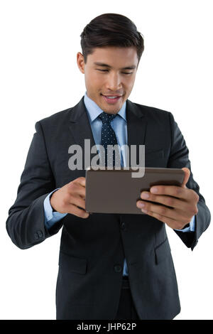 Glücklich Kaufmann mit Tablet stehend vor weißem Hintergrund Stockfoto