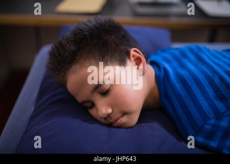 Erhöhte Ansicht des Jungen schlafen im Bett auf der Krankenstation Stockfoto