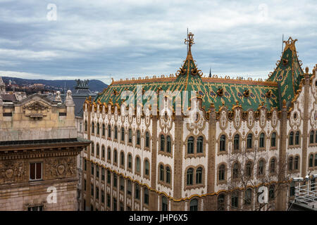 Architektonisches Detail der ungarischen Staatskasse halten Utca, Leopoldstadt, Budapest, Ungarn, gesehen vom Hotel President Stockfoto