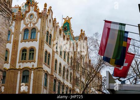 Architektonisches Detail der ungarischen Staatskasse halten Utca, Leopoldstadt, Budapest, Ungarn, gesehen vom Hotel President Stockfoto