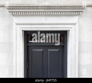 saubere, elegante Tür an der Vorderseite eine Manhattan-Stadthaus auf der Upper East Side, NYC Stockfoto