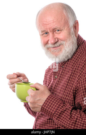 Unbekümmerte senior woman mit grüne Tasse, isoliert auf weiss Stockfoto