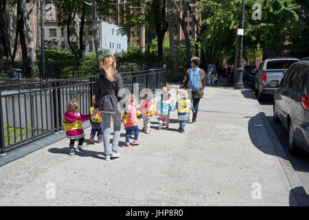 Frauen gehen Kinder im Vorschulalter zu Fuß Seil Tudor City New York Vereinigte Staaten Stockfoto