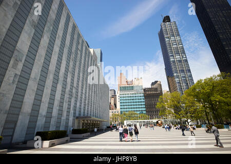 UN-Besucher Platz vor der UN General Assembly Hall Gebäude der Vereinten Nationen New York City USA Stockfoto
