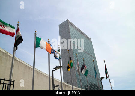 Fahnen, die außerhalb des UN-Sekretariats-Turms, Gebäude der Vereinten Nationen einschließlich Irland New York City USA fliegen Stockfoto