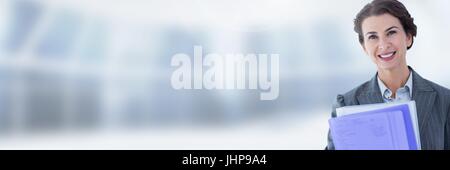 Digitalen Verbund von Businesswoman holding, Dateien und Ordner mit unscharfen Hintergrund Stockfoto
