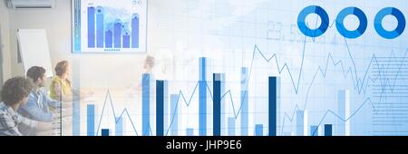 Digitalen Verbund von Geschäftsleuten, die ein Treffen mit Balkendiagrammen und Statistiken Übergangseffekt Stockfoto
