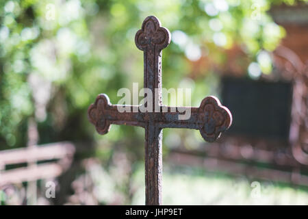 altes Kreuz auf dem Friedhof isoliert, Rusty Kreuz am Friedhof Stockfoto