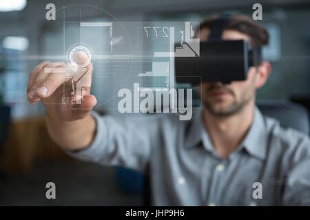 Digitalen Verbund des Mannes im VR Kopfhörer berühren Schnittstelle mit flare Stockfoto