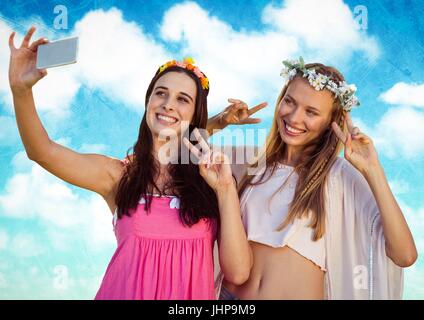 Digitalen Verbund von Hippie-Mädchen, die die Selfie gegen bewölktem Himmel Stockfoto