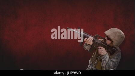 Digitalen Verbund aus Soldat Mann mit einer Waffe vor rotem Hintergrund Stockfoto