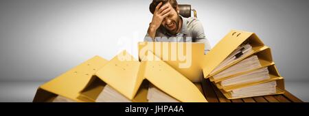 Digitalen Verbund von Stressed und müde Mann mit vielen Dateien Tabelle Stockfoto