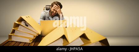 Digitalen Verbund von Stressed und müde Mann mit vielen Dateien Tabelle Stockfoto