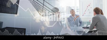 Digitalen Verbund von Geschäftsleuten, die ein Treffen mit Finanz-Charts Übergangseffekt Stockfoto