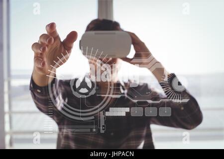 Digitalen Verbund des Mannes im VR Kopfhörer berühren Schnittstelle Stockfoto