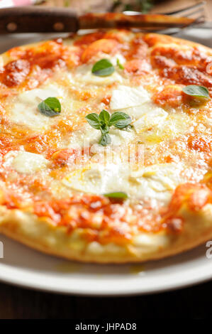 Holzofen gebacken italienische Pizza margherita Stockfoto