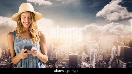 Digitalen Verbund Frau im Sommer Kleidung SMS gegen Skyline mit Wolken Stockfoto