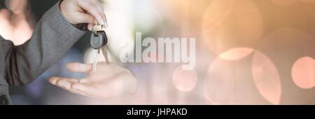 Digitalen Verbund der Schlüssel in der Hand mit funkelnden Licht Bokeh Übergang Stockfoto