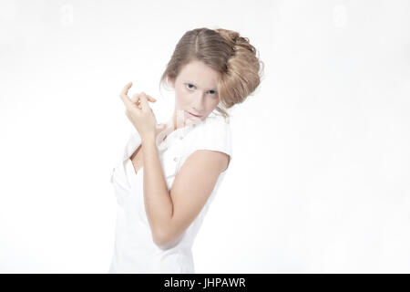 Blonde junge Frau im weißen High fashion dress und elegante Hochsteckfrisur. Porträt. Studio weißer Hintergrund Stockfoto