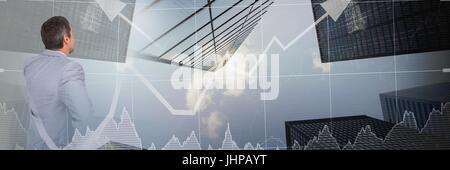 Digitalen Verbund aus denken Geschäftsmann mit Diagrammen und Pfeile über Wolkenkratzer Übergang Stockfoto