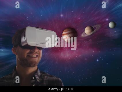 Digitalen Verbund aus glücklicher Mensch in VR Kopfhörer Blick auf 3D Planeten Galaxie Hintergrund Stockfoto