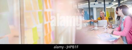 Digitalen Verbund von Geschäftsleuten mit einem Treffen mit bunten Haftnotizen Übergangseffekt Stockfoto