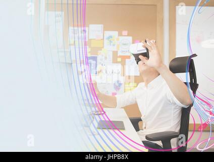 Digitalen Verbund des Mannes im VR Kopfhörer Schnittstelle mit Wolken zu betrachten Stockfoto
