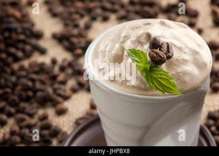 Iced blended Frappucino, Kaffeebohnen Stockfoto