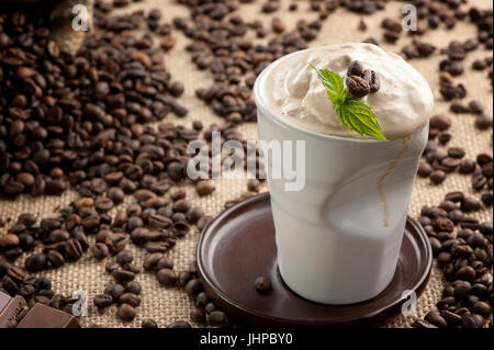 Iced blended Frappucino, Kaffeebohnen Stockfoto