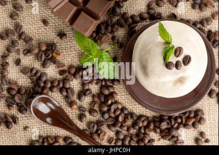 Iced blended Frappucino, Kaffeebohnen Stockfoto