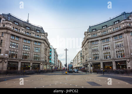 London, England - die berühmte Oxford Circus mit Oxford Street und Regent Street auf einem anstrengenden Tag Stockfoto