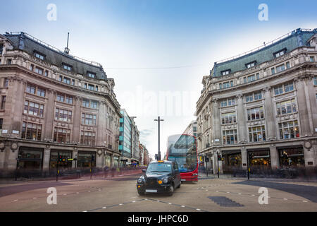 London, England - Ikone schwarzes Taxi und roten Doppeldecker-Bus auf der berühmten Oxford Circus, Oxford Street und Regent Street auf einem anstrengenden Tag Stockfoto