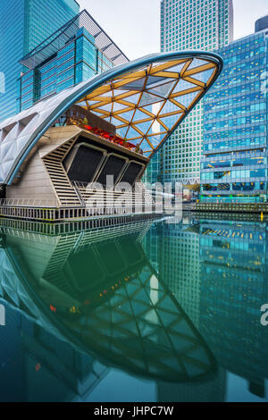 London, England - Crossrail Ort und Wolkenkratzer in Canary Wharf, der financial District of London tagsüber Stockfoto