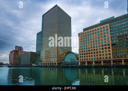 London, England - die Wolkenkratzer von Canary Wharf, der führenden finanziellen Bezirk von East London tagsüber Stockfoto