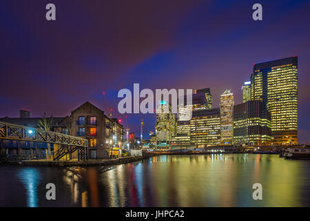 London, England - die Wolkenkratzer von Canary Wharf Finanzviertel und Wohngebäuden in den Docklands von London bei Nacht Stockfoto